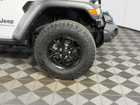 Used 2024 Jeep Wrangler Unlimited AWD/4WD image 12