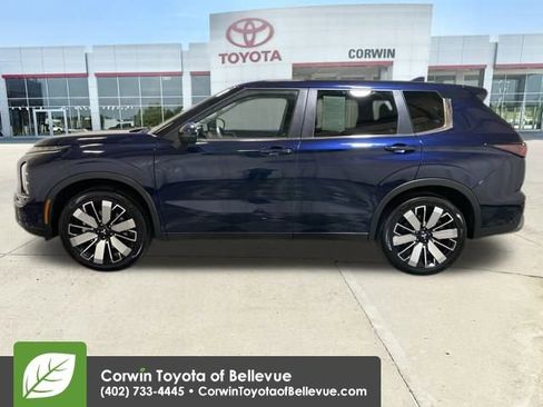 Used 2025 Mitsubishi Outlander SE image 2