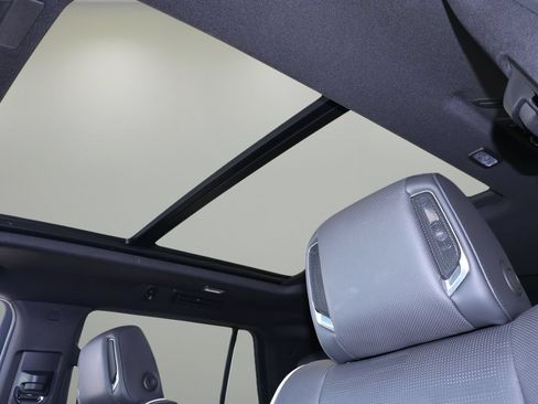 Used 2025 Cadillac Escalade Premium Luxury AWD/4WD image 28