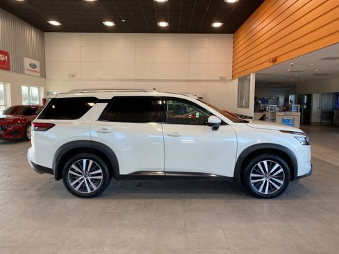 Used 2022 Nissan Pathfinder Platinum image 6