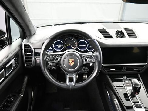 Certified 2022 Porsche Cayenne Turbo S AWD/4WD image 18