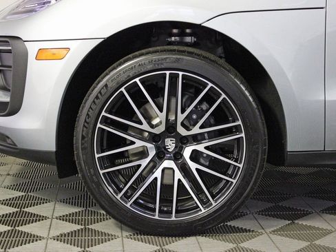 Certified 2025 Porsche Macan image 38