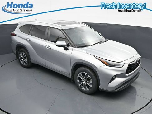Used 2024 Toyota Highlander XLE FWD image 16