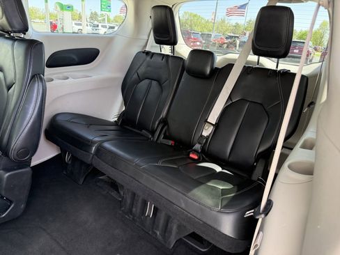 Used 2023 Chrysler Pacifica Touring-L FWD image 16