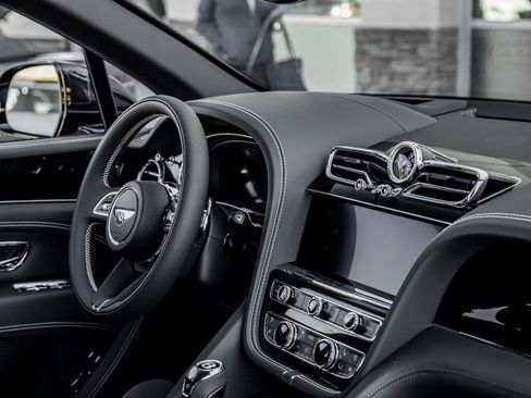 Used 2024 Bentley Bentayga Extended Wheelbase image 29