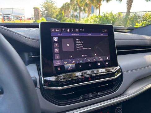 Used 2025 Jeep Compass Limited image 21