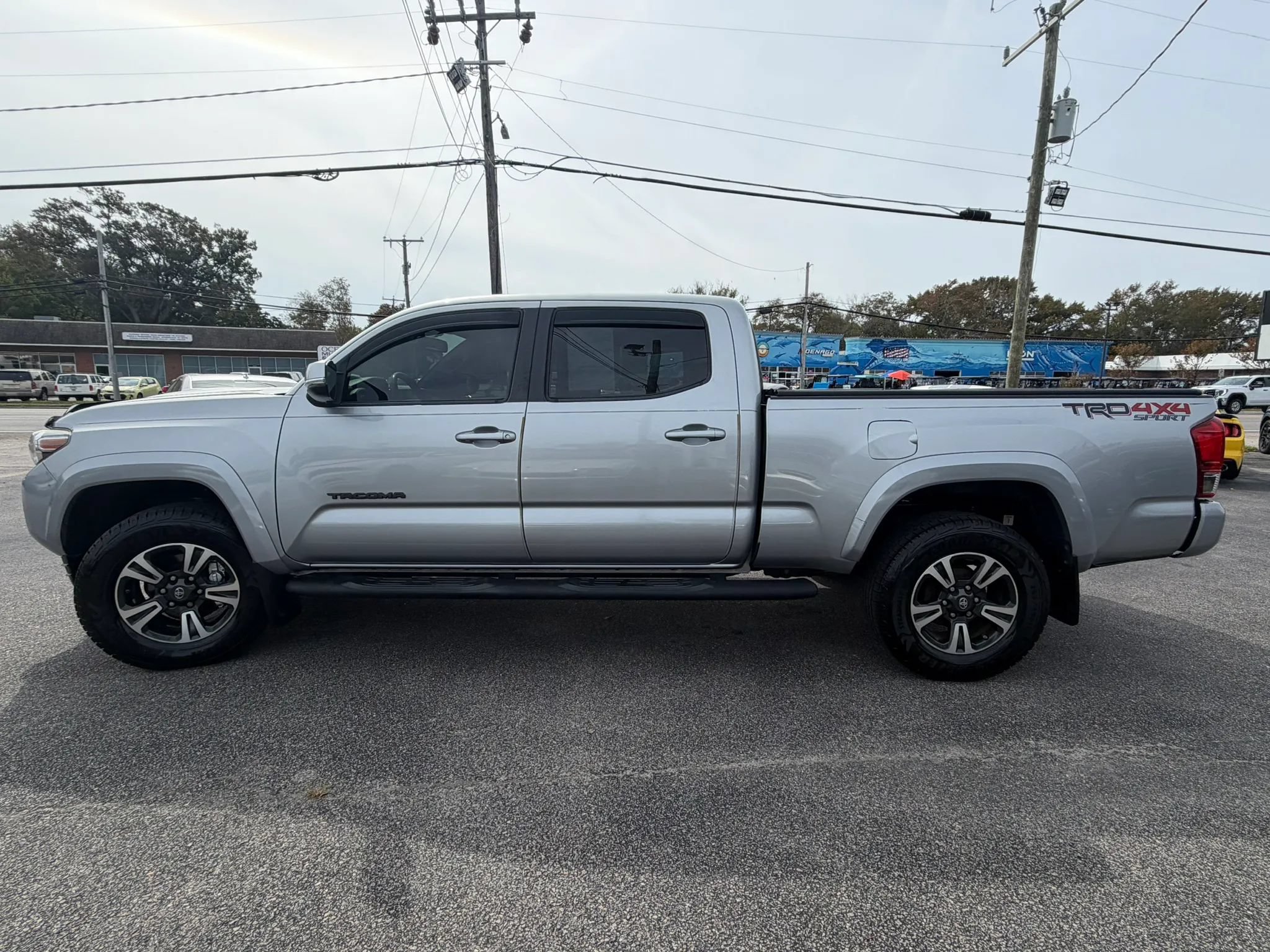 Used 2017 Toyota Tacoma TRD Sport w/ Tow Package AWD/4WD image 6