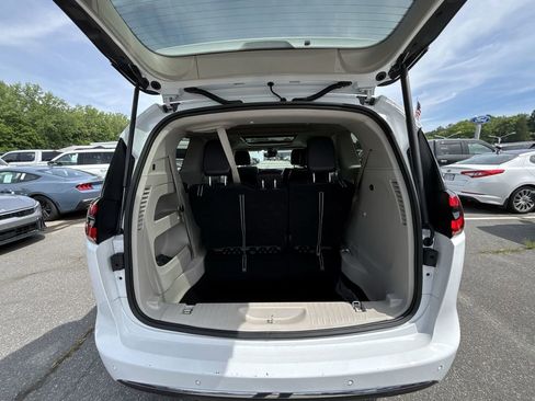 Used 2024 Chrysler Pacifica Limited FWD image 22