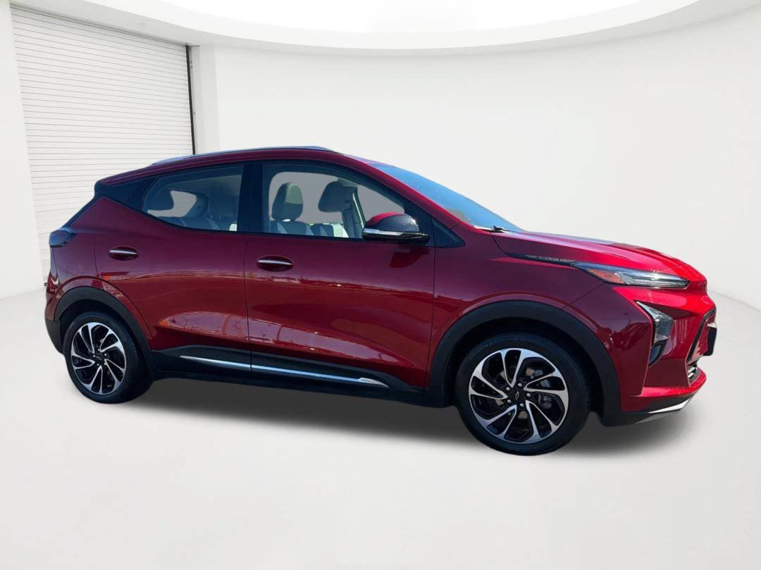 Used 2023 Chevrolet Bolt EUV Premier w/ Sun & Sound Package FWD image 4