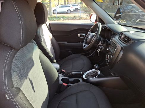 Used 2017 Kia Soul + FWD image 11