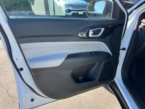 Used 2025 Jeep Compass Limited image 20