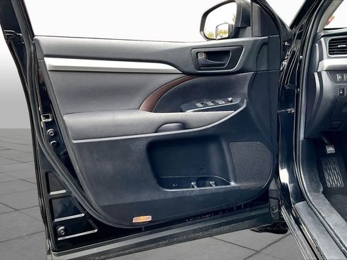 Certified 2019 Toyota Highlander LE w/ Carpet Mat Package (TMS) AWD/4WD image 22