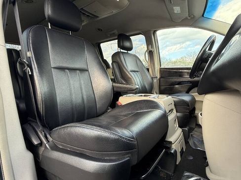 Used 2014 Chrysler Town & Country Touring FWD image 16