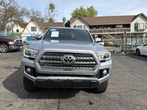 Used 2017 Toyota Tacoma TRD Off-Road w/ Premium & Technology Package AWD/4WD image 4