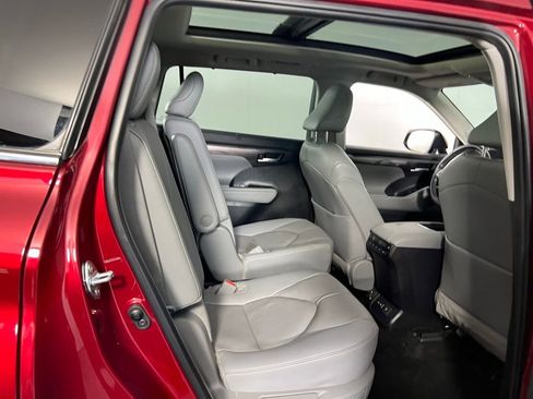 Used 2024 Toyota Highlander Platinum image 27