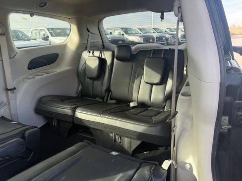 Used 2023 Chrysler Pacifica Touring-L image 8