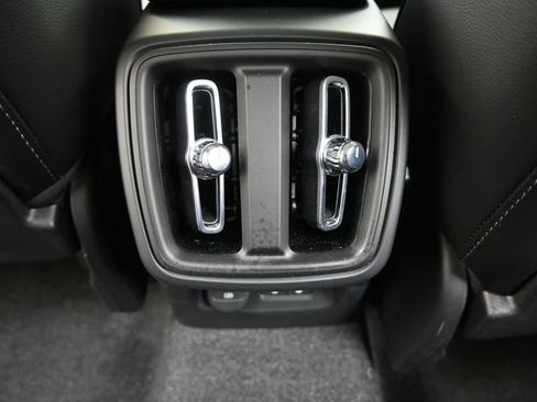 Certified 2025 Volvo XC40 B5 Core image 17