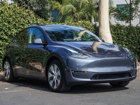 Used 2023 Tesla Model Y 2WD image 3