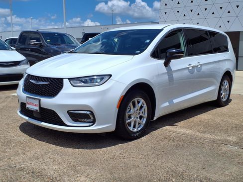 Used 2024 Chrysler Pacifica Touring-L FWD image 26