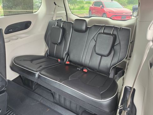 Used 2022 Chrysler Pacifica Limited FWD image 13