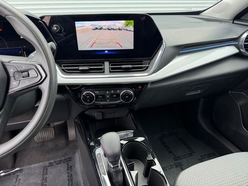 Used 2025 Chevrolet Trax LT FWD image 17