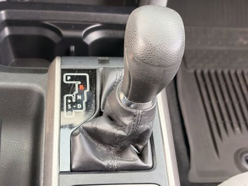 Used 2020 Toyota Tacoma SR5 AWD/4WD image 25