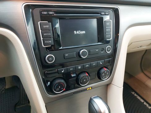 Used 2015 Volkswagen Passat 1.8T SE image 21