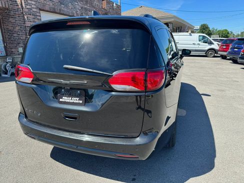 Used 2020 Chrysler Pacifica Touring-L Plus w/ Advanced Safetytec Group FWD image 15