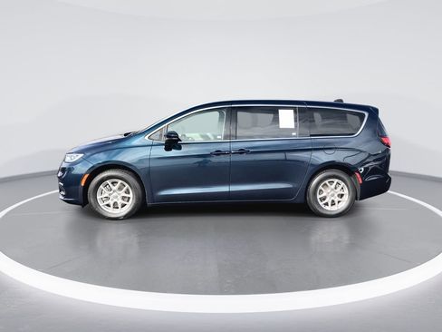Used 2024 Chrysler Pacifica Touring-L FWD image 5