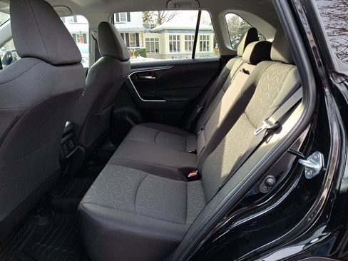 Used 2022 Toyota RAV4 XLE image 10