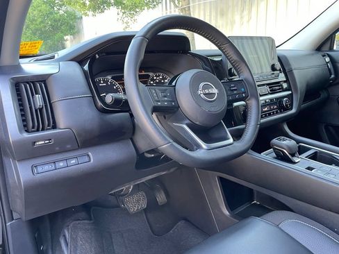Used 2025 Nissan Pathfinder SL AWD/4WD image 10