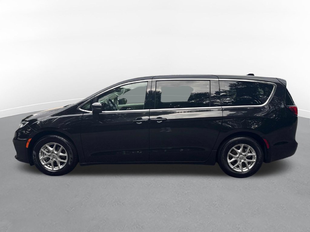 Used 2023 Chrysler Pacifica Touring-L FWD image 8