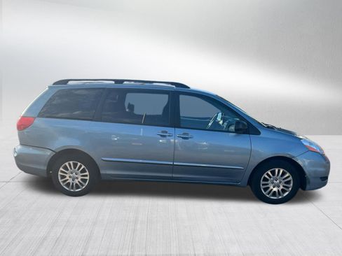 Used 2010 Toyota Sienna LE FWD image 2