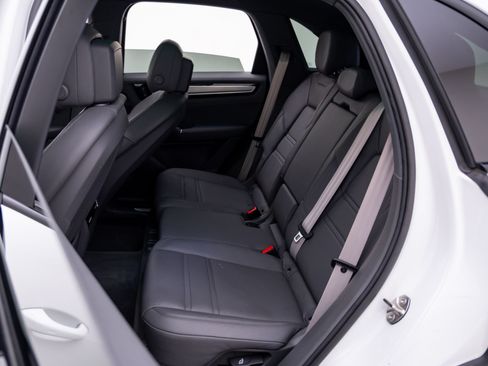 Certified 2023 Porsche Cayenne Platinum Edition AWD/4WD image 17