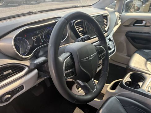Used 2023 Chrysler Pacifica Touring-L FWD image 8