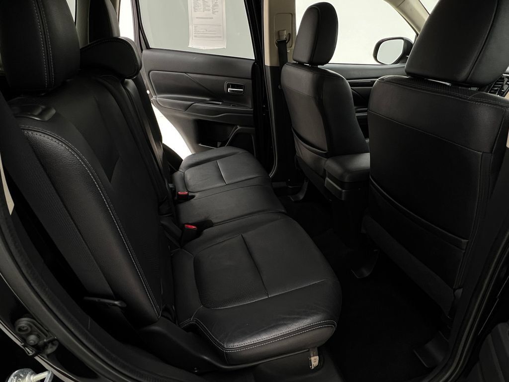 Used 2016 Mitsubishi Outlander SEL AWD/4WD image 14