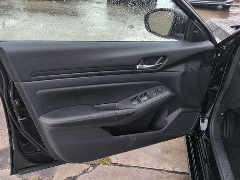 Used 2025 Nissan Altima 2.5 SV FWD image 11