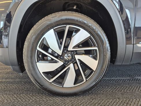 Used 2025 Volkswagen Atlas SEL AWD/4WD image 12
