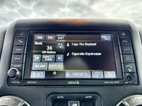 Used 2016 Jeep Wrangler Unlimited Rubicon w/ Connectivity Group image 18