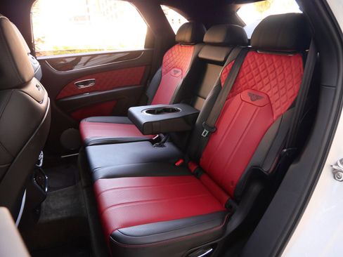 Used 2022 Bentley Bentayga V8 image 22