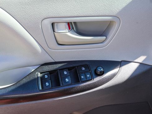Used 2019 Toyota Sienna L FWD image 31