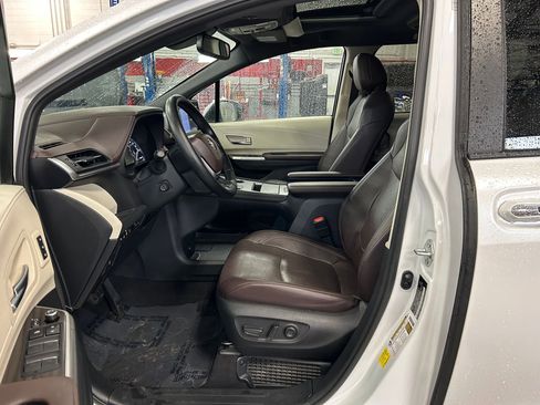 Used 2023 Toyota Sienna Platinum AWD/4WD image 12
