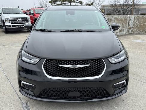 Used 2024 Chrysler Pacifica Touring-L image 2