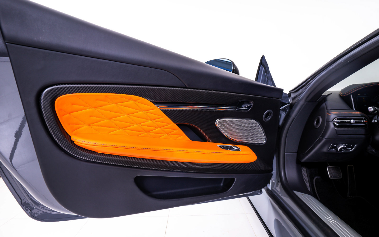 Used 2025 Aston Martin DB12 Coupe RWD image 17