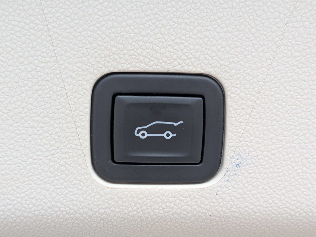 Certified 2023 Cadillac Escalade Premium Luxury Platinum w/ LPO, Radiant Package AWD/4WD image 15