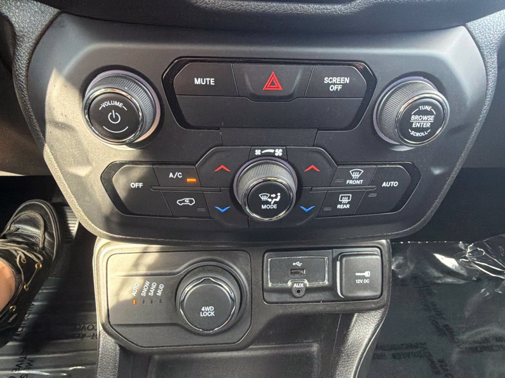 Used 2020 Jeep Renegade Latitude w/ Cold Weather Group AWD/4WD image 27