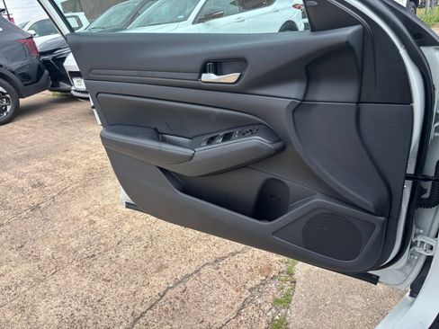 Used 2025 Nissan Altima 2.5 SV FWD image 18