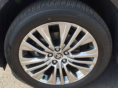 Used 2021 Toyota Venza Limited image 27