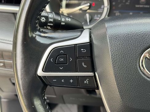 Used 2022 Toyota Highlander XLE FWD image 11