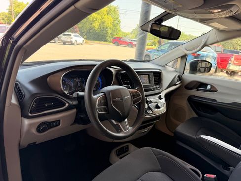 Used 2017 Chrysler Pacifica Touring FWD image 9